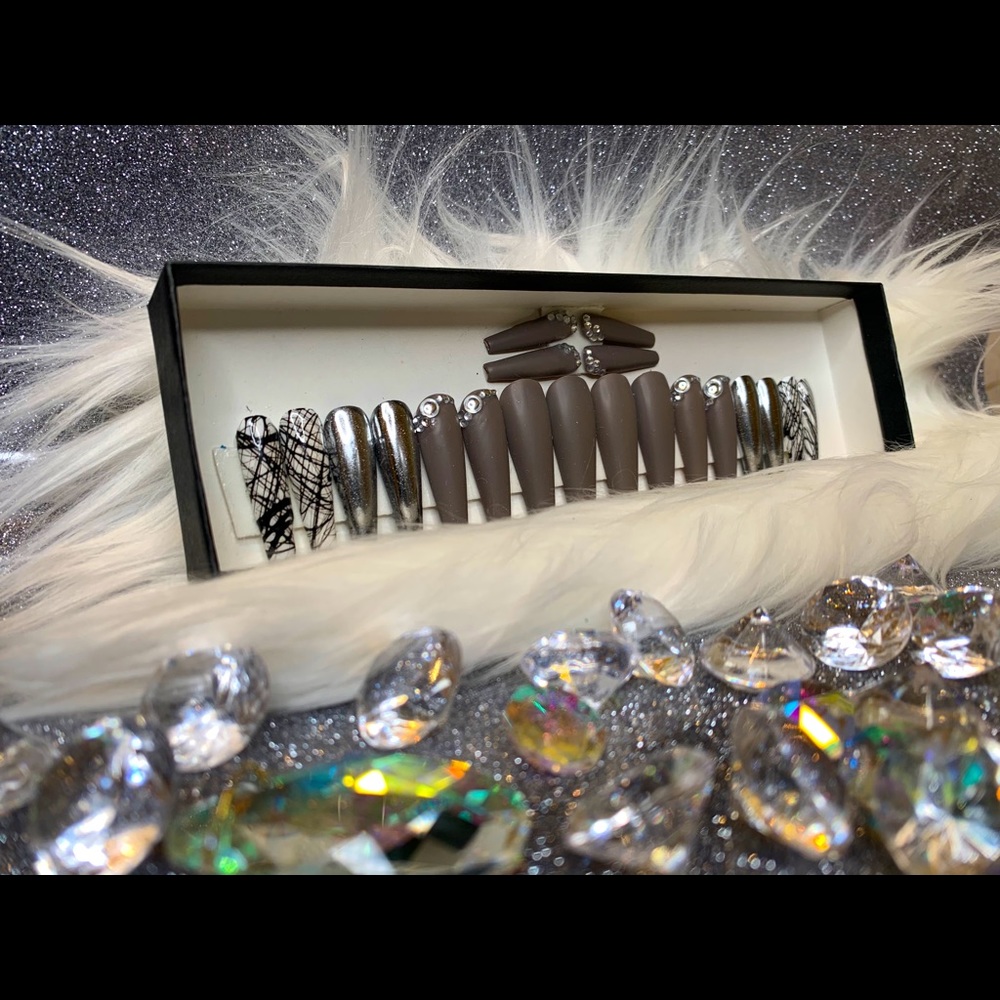 Press On Nails -20 nails & application Kit